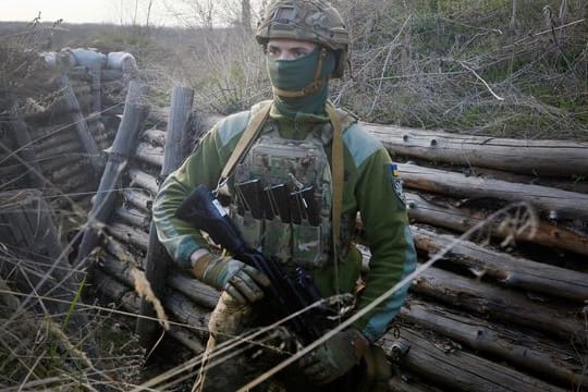 Ein ukrainischer Soldat befindet sich in einer Kampfstellungen an der Grenze zum pro-russischen Separatistengebiet.