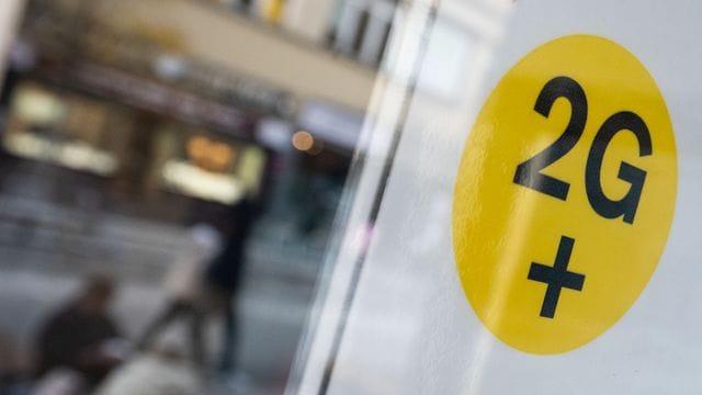 Ein Hinweis auf die 2G-plus-Regelung in der Innenstadt von Stuttgart. Ein Hinweis auf die 2G-plus-Regelung in der Innenstadt von Stuttgart.