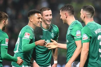 Die Spieler von Werder Bremen feiern ein weiteres Tor beim 4:0-Sieg gegen Erzgebirge Aue.