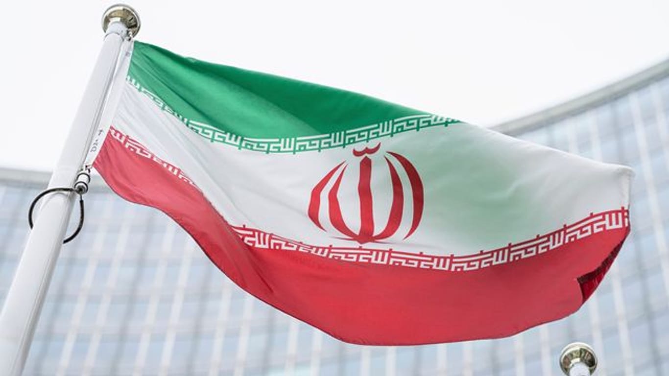 Die iranische Flagge weht vor dem Gebäude des Internationalen Zentrums, in dem sich der Sitz der Internationalen Atomenergiebehörde (IAEO) befindet.