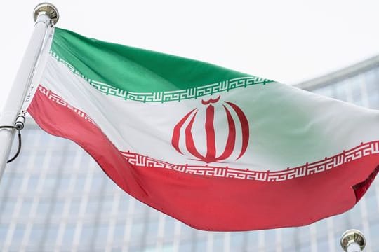 Die iranische Flagge weht vor dem Gebäude des Internationalen Zentrums, in dem sich der Sitz der Internationalen Atomenergiebehörde (IAEO) befindet.