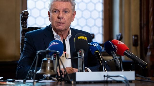 Dieter Reiter (SPD), Oberbürgermeister der Stadt München, nimmt im Rathaus an einer Pressekonferenz zur aktuellen Corona-Situation in München teil. Dieter Reiter (SPD), Oberbürgermeister der Stadt München, nimmt im Rathaus an einer Pressekonferenz zur aktuellen Corona-Situation in München teil.