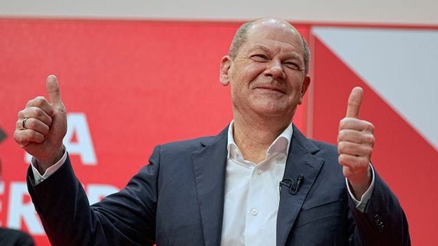 Seine SPD hat der Ampel-Koalition zugestimmt: der wohl künftige Kanzler Olaf Scholz darf sich freuen. Seine SPD hat der Ampel-Koalition zugestimmt: der wohl künftige Kanzler Olaf Scholz darf sich freuen.
