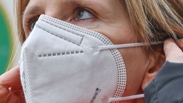 Für optimalen Schutz muss der Nasenbügel zu einem "abgerundeten W" geformt werden, so dass er auf die Nasenflügel drückt. Für optimalen Schutz muss der Nasenbügel zu einem "abgerundeten W" geformt werden, so dass er auf die Nasenflügel drückt.