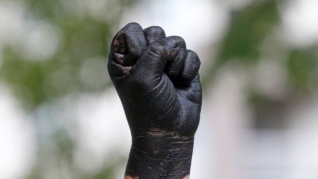 Rassistisch Diskriminierte haben es bei Streitigkeiten leichter sich zu wehren, wenn "solidarische Dritte" sie unterstützen. Rassistisch Diskriminierte haben es bei Streitigkeiten leichter sich zu wehren, wenn "solidarische Dritte" sie unterstützen.