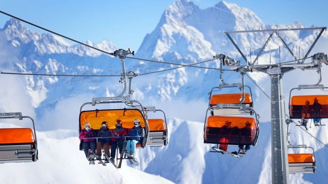 Mitten im Lockdown: Skifahrer im Skigebiet Ischgl in einem Sessellift. Mitten im Lockdown: Skifahrer im Skigebiet Ischgl in einem Sessellift.