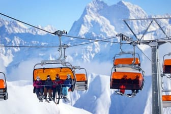 Mitten im Lockdown: Skifahrer im Skigebiet Ischgl in einem Sessellift.