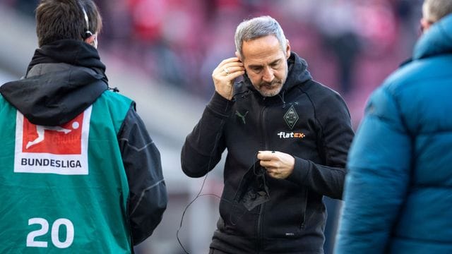Hat Verständnis, dass in Zeiten der vierten Corona-Welle volle Fußballstadien nicht bei allen gut ankommen: Gladbach-Coach Adi Hütter. Hat Verständnis, dass in Zeiten der vierten Corona-Welle volle Fußballstadien nicht bei allen gut ankommen: Gladbach-Coach Adi Hütter.