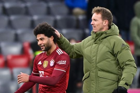 Will sich weiter zu kritischen Themen äußern: Bayern-Trainer Julian Nagelsmann (r).