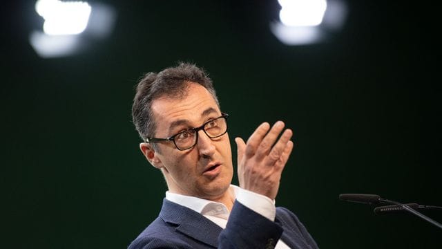 Grünen-Politiker Cem Özdemir appelliert an seine Partei und fordert Geschlossenheit. Grünen-Politiker Cem Özdemir appelliert an seine Partei und fordert Geschlossenheit.