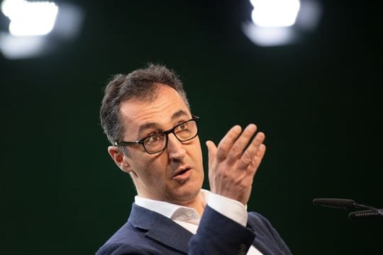 Grünen-Politiker Cem Özdemir appelliert an seine Partei und fordert Geschlossenheit.