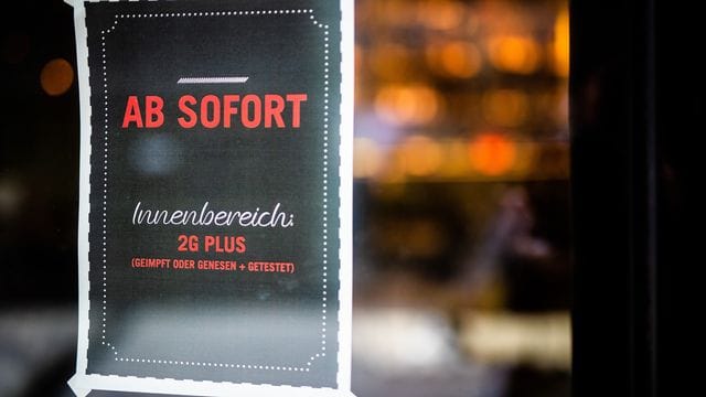 Ein Plakat weist Gäste am Eingang eines Restaurants in Stuttgart auf die neue 2G Plus Regel hin. Ein Plakat weist Gäste am Eingang eines Restaurants in Stuttgart auf die neue 2G Plus Regel hin.