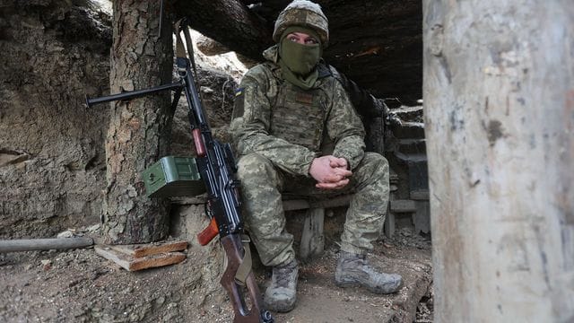 Ein ukrainischer Soldat in einem Graben an der Trennlinie zu prorussischen Rebellen.