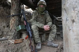 Ein ukrainischer Soldat in einem Graben an der Trennlinie zu prorussischen Rebellen.
