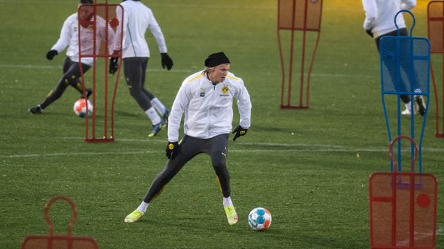 Dortmunds Erling Haaland steht im Topspiel gegen die Bayern in der Startelf. Dortmunds Erling Haaland steht im Topspiel gegen die Bayern in der Startelf.