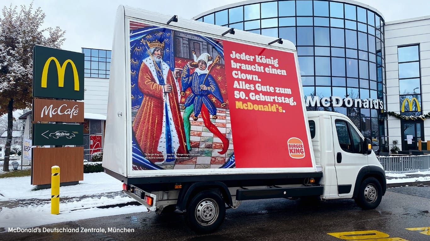 Ein Transporter von Burger King vor einer McDonald's-Filiale: Die Aktion kam bei den Followern gut an.