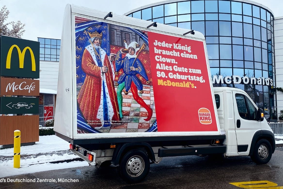 Ein Transporter von Burger King vor einer McDonald's-Filiale: Die Aktion kam bei den Followern gut an.