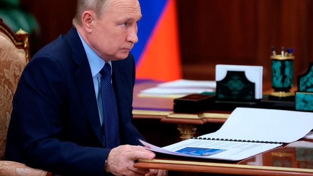Wladimir Putin am Freitag während einer Sitzung im Kreml. Wladimir Putin am Freitag während einer Sitzung im Kreml.