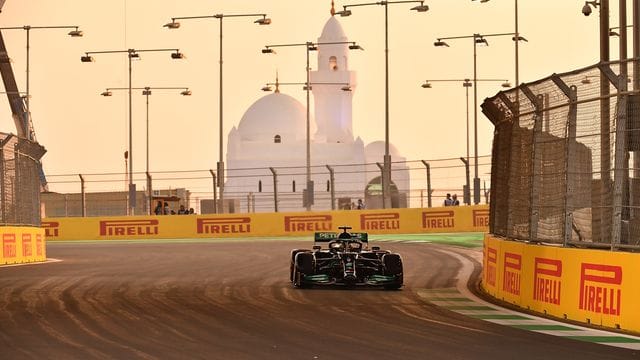 Lewis Hamilton geht in Saudi-Arabien von der Pole Position ins Rennen.