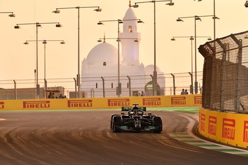 Lewis Hamilton geht in Saudi-Arabien von der Pole Position ins Rennen.