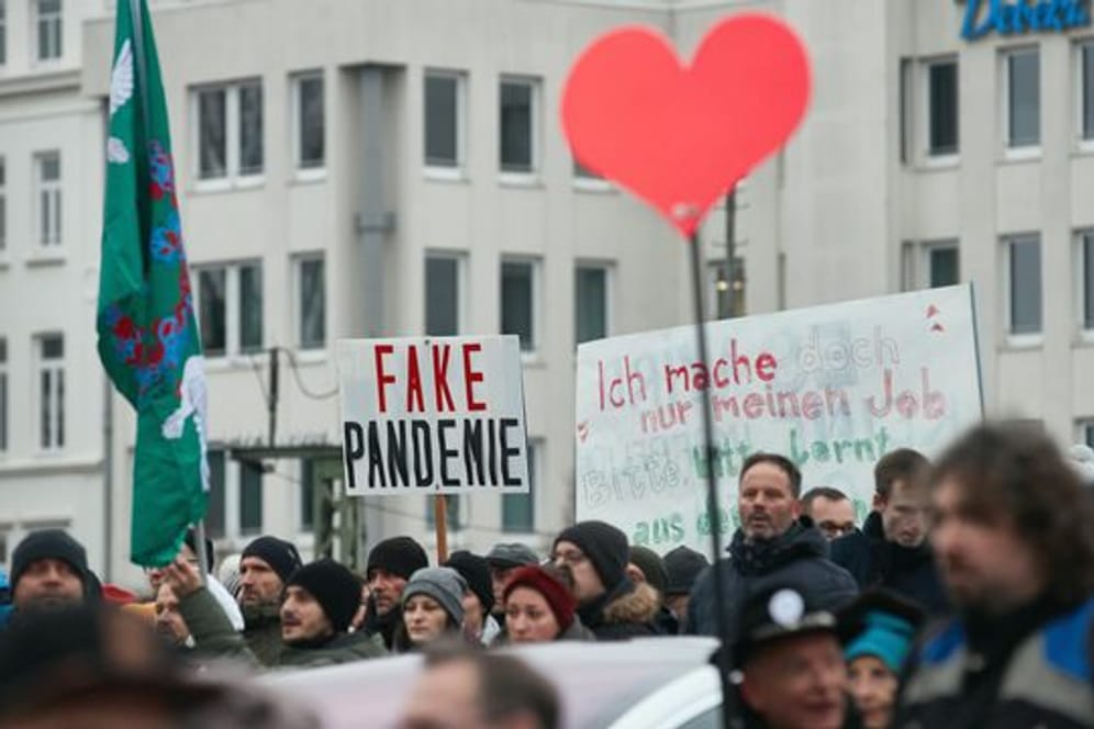 "Fake Pandemie": Nach Ansicht eines Teilnehmers der Demo in Hamburg gibt es überhaupt keine Corona-Pandemie.