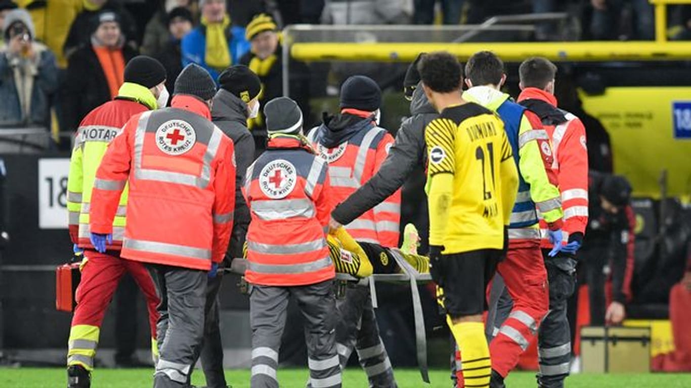 Dortmunds Julian Brandt musste nach einem Zusammenprall vom Platz getragen werden.