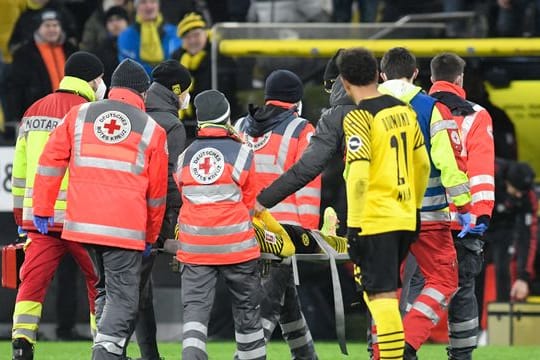 Dortmunds Julian Brandt musste nach einem Zusammenprall vom Platz getragen werden.