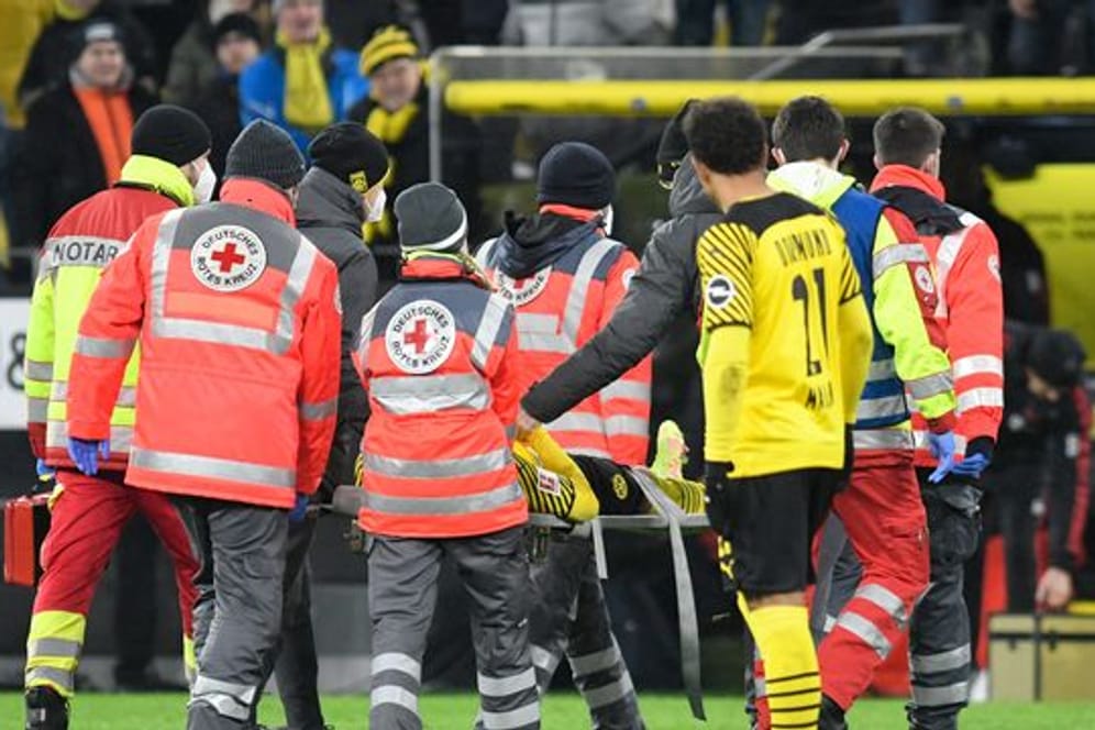Dortmunds Julian Brandt musste nach einem Zusammenprall vom Platz getragen werden.