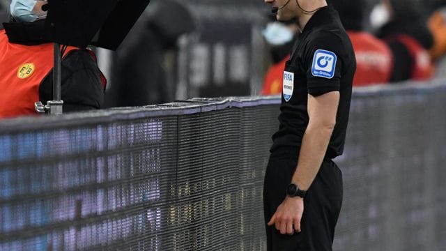 Schiedsrichter Felix Zwayer gab nach Studium der Video-Bilder einen Elfmeter für die Bayern. Schiedsrichter Felix Zwayer gab nach Studium der Video-Bilder einen Elfmeter für die Bayern.