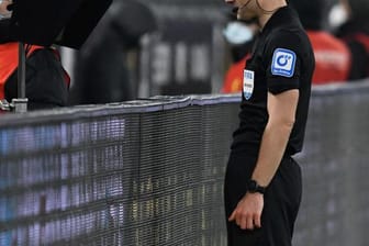 Schiedsrichter Felix Zwayer gab nach Studium der Video-Bilder einen Elfmeter für die Bayern.