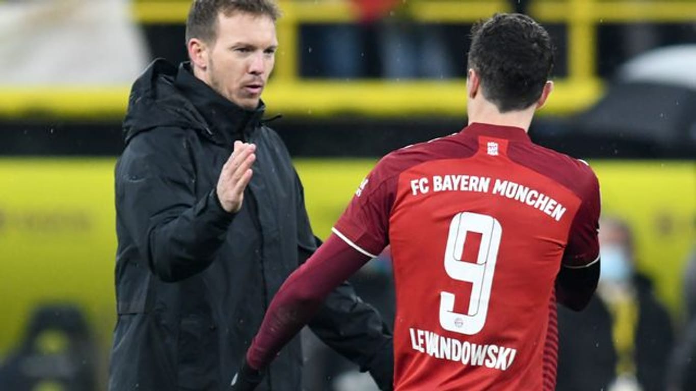 Bayern-Trainer Nagelsmann (l) und Doppelpacker Lewandowski.