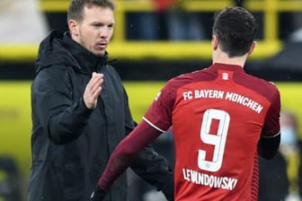 Bayern-Trainer Nagelsmann (l) und Doppelpacker Lewandowski.
