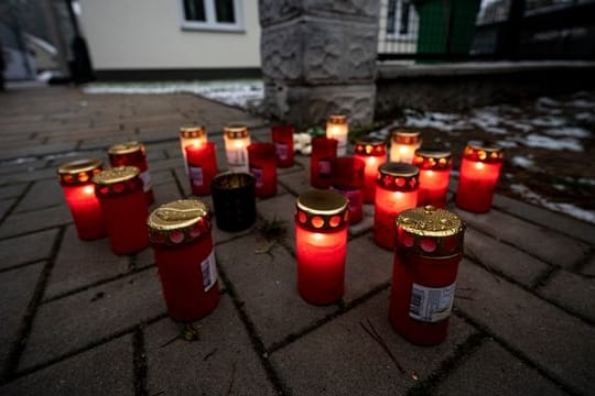 Kerzen vor dem Einfamilienhaus in Königs Wusterhausen, in dem die Toten gefunden wurden.