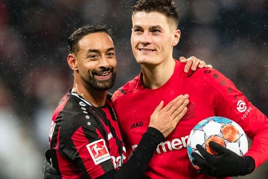 Souvenir: Patrik Schick nahm den Spielball seiner Tore-Gala mit nach Hause.