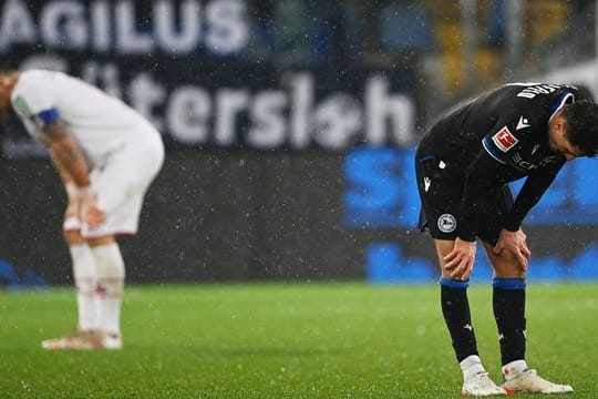 Weder Bielefelds Alessandro Schöpf (r) noch Kölns Rafael Czichios waren mit dem Punkt zufrieden.