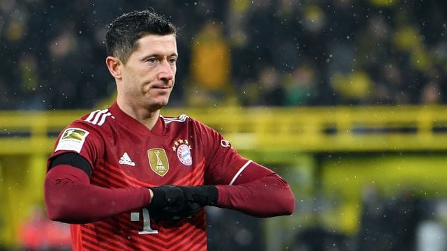 Sorgte mit dem verwandelten Elfmeter für den Sieg der Bayern in Dortmund: Robert Lewandowski. Sorgte mit dem verwandelten Elfmeter für den Sieg der Bayern in Dortmund: Robert Lewandowski.