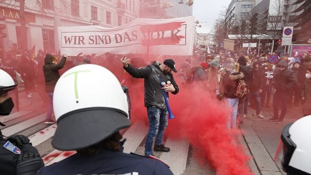 Polizisten und Demonstranten in Wien.