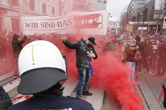 Polizisten und Demonstranten in Wien.