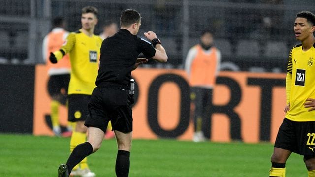 Ungläubig: BVB-Profi Jude Bellingham kann den Elfmeterpfiff von Schiedsrichter Felix Zwayer nicht fassen. Ungläubig: BVB-Profi Jude Bellingham kann den Elfmeterpfiff von Schiedsrichter Felix Zwayer nicht fassen.