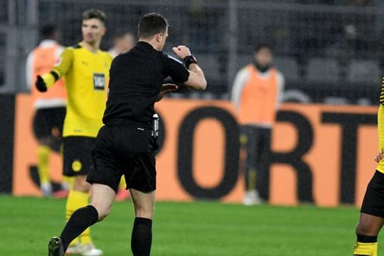 Ungläubig: BVB-Profi Jude Bellingham kann den Elfmeterpfiff von Schiedsrichter Felix Zwayer nicht fassen.