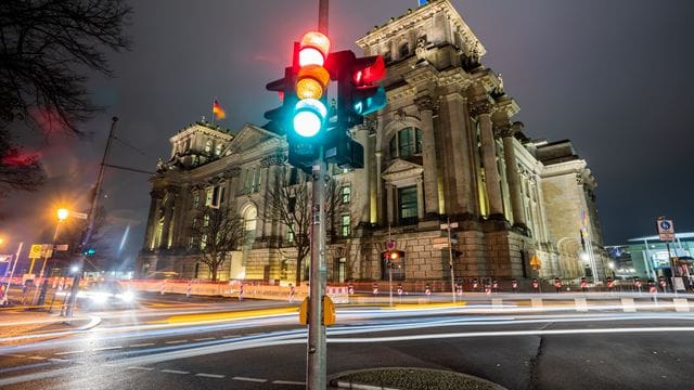 Eine Ampel vor dem Reichstagsgebäude in Berlin (Langzeitbelichtung). Eine Ampel vor dem Reichstagsgebäude in Berlin (Langzeitbelichtung).
