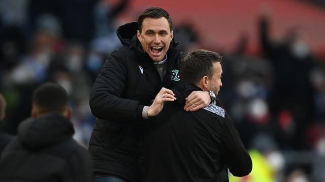 Hannovers Sportdirektor Marcus Mann (l) und Interimstrainer Christoph Dabrowski nach dem Sieg gegen den HSV.