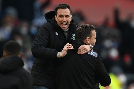 Hannovers Sportdirektor Marcus Mann (l) und Interimstrainer Christoph Dabrowski nach dem Sieg gegen den HSV.