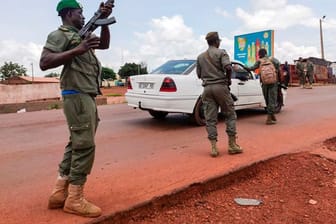 Malische Soldaten im vergangenen Jahr bei einer Fahrzeugkontrolle.