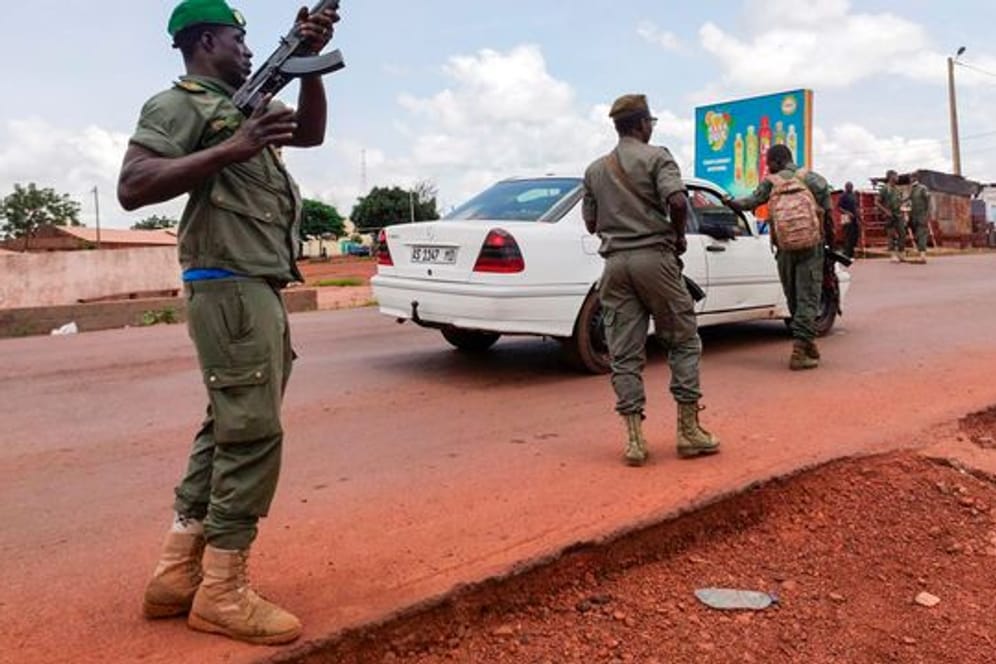 Malische Soldaten im vergangenen Jahr bei einer Fahrzeugkontrolle.
