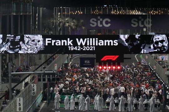 Vor dem Rennen wird der Teamchef-Legende Frank Williams gedacht.