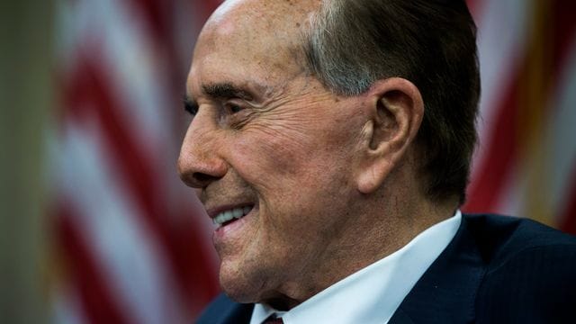 Bob Dole während einer Pressekonferenz im Jahr 2015.