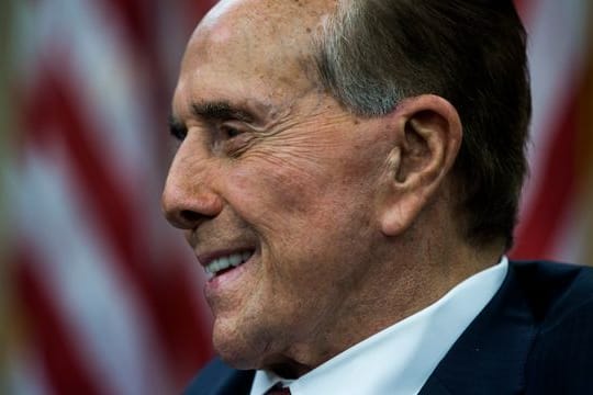 Bob Dole während einer Pressekonferenz im Jahr 2015.