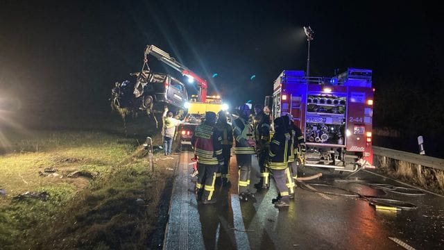 Nach einem Unfall mit fünf Toten auf der Bundesstraße 253 bei Fritzlar wird ein Autowrack geborgen. Nach einem Unfall mit fünf Toten auf der Bundesstraße 253 bei Fritzlar wird ein Autowrack geborgen.