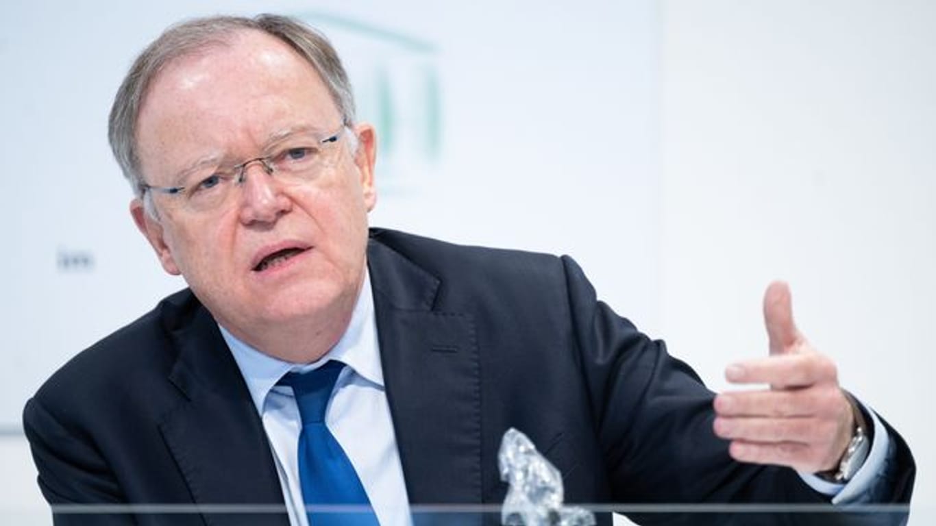 Stephan Weil (SPD), Ministerpräsident von Niedersachsen, spricht in einer Landespressekonferenz.